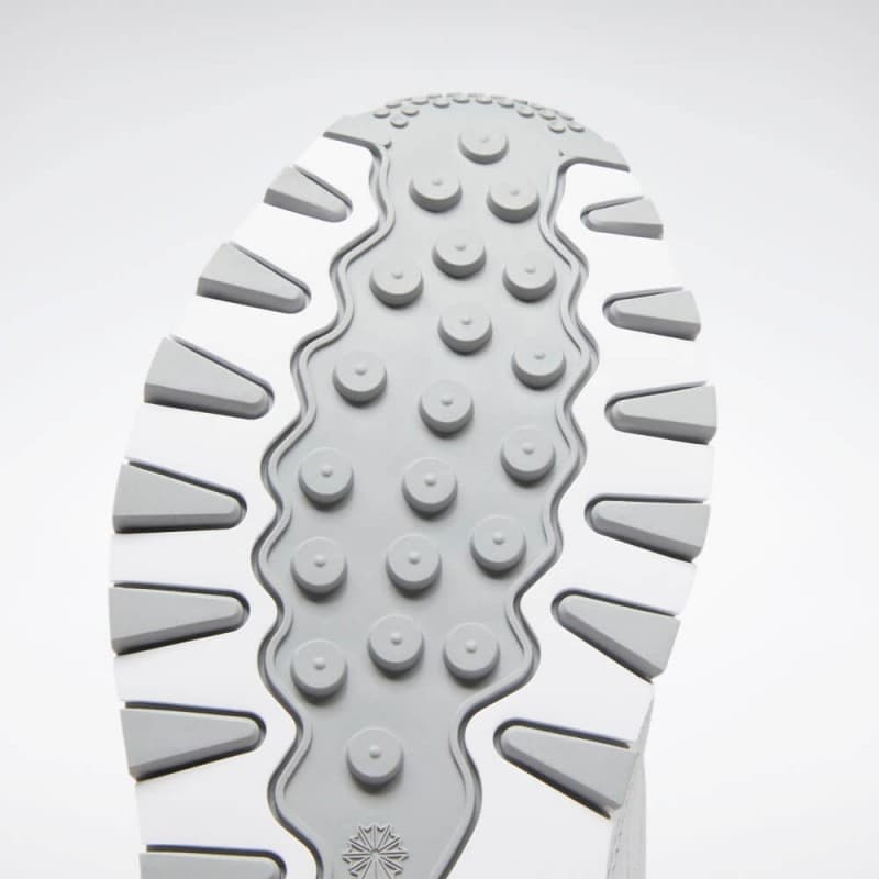 Reebok Women's Classic Leather Shoes - White- حذاء ريبوك كلاسيك جلدي للنساء لون أبيض