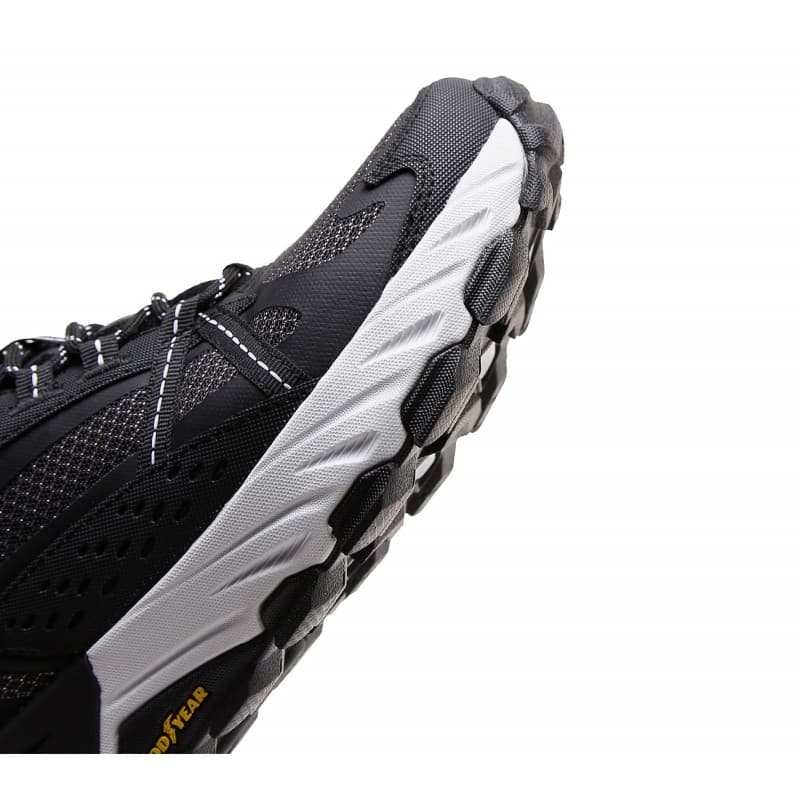 Skechers Men's Max Protect Shoes - حذاء سكيتشرز ماكس بروتيكت للرجال لون أسود وأبيض