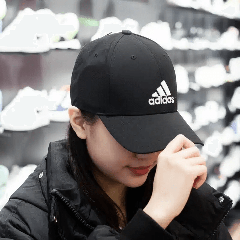 adidas LIGHTWEIGHT EMBROIDERED BASEBALL CAP - Black- طاقية اديداس لايت ويت بيسبول للجنسين لون اسود
