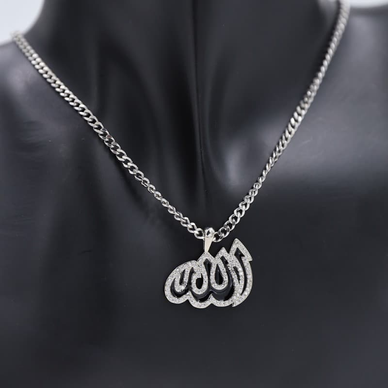 سلسال فضي بتصميم لفظ الجلالة الله لون أسود