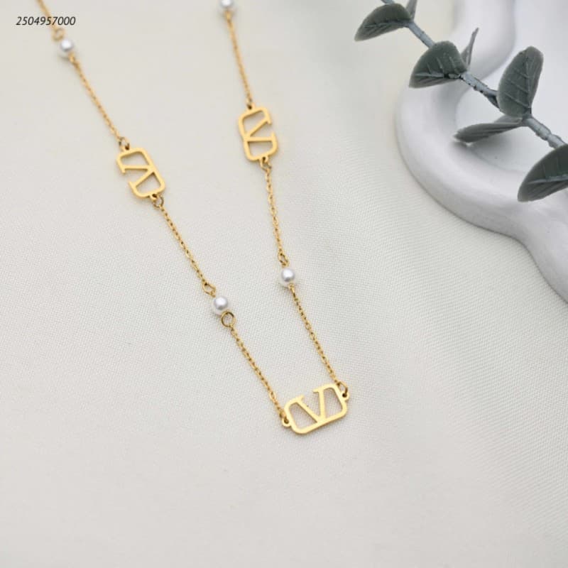سلسال ماركة طويل عبارة عن حرف V لون ذهبي