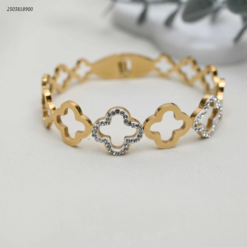 سوار عريض بتصميم أوراق برسيم متصلة لون ذهبي