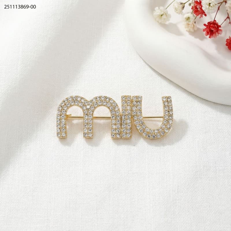 brooch لون ذهبي