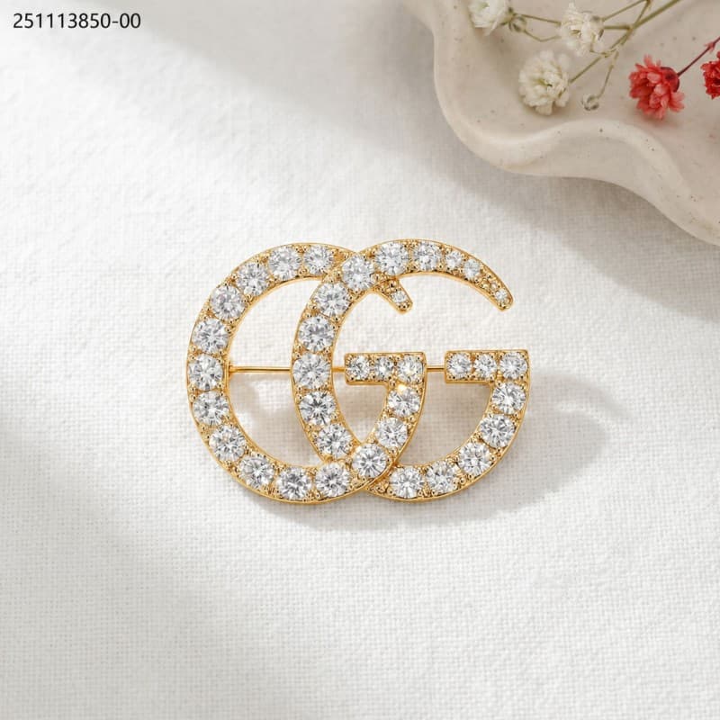 brooch لون ذهبي