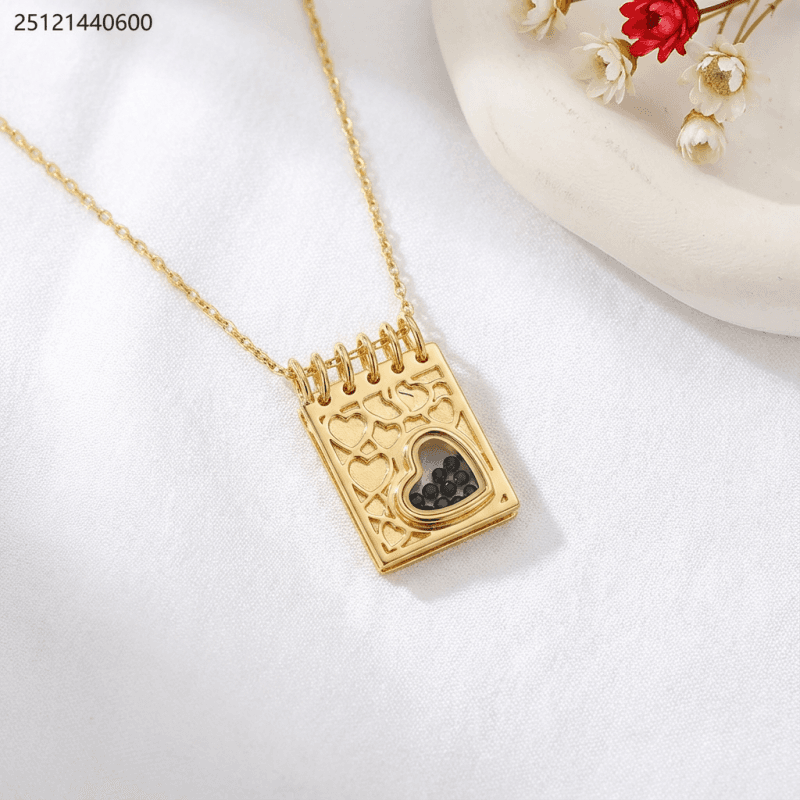 necklace لون ذهبي واحمر