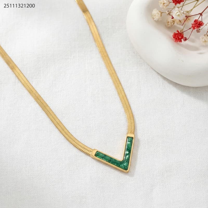 necklace لون ذهبي