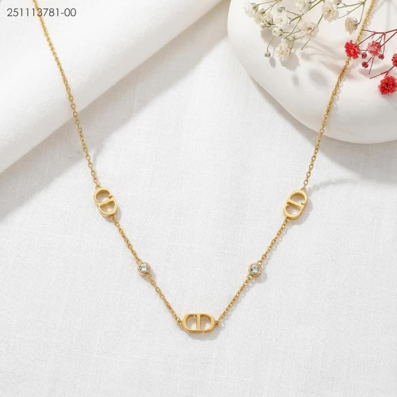 necklace لون ذهبي