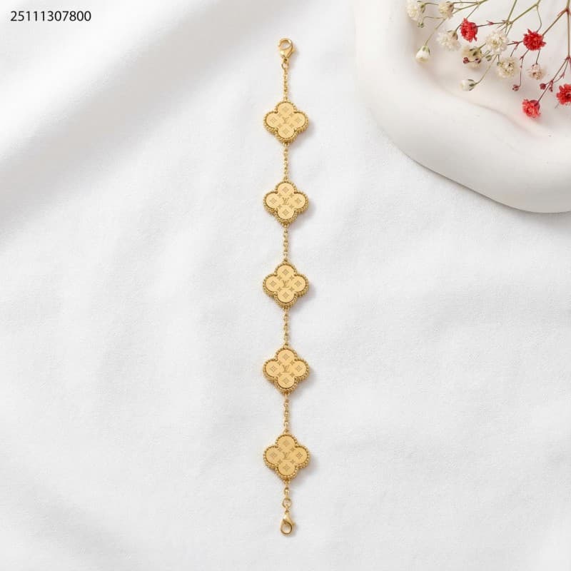 necklace لون ذهبي