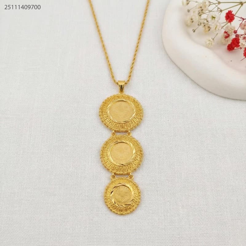 necklace لون ذهبي