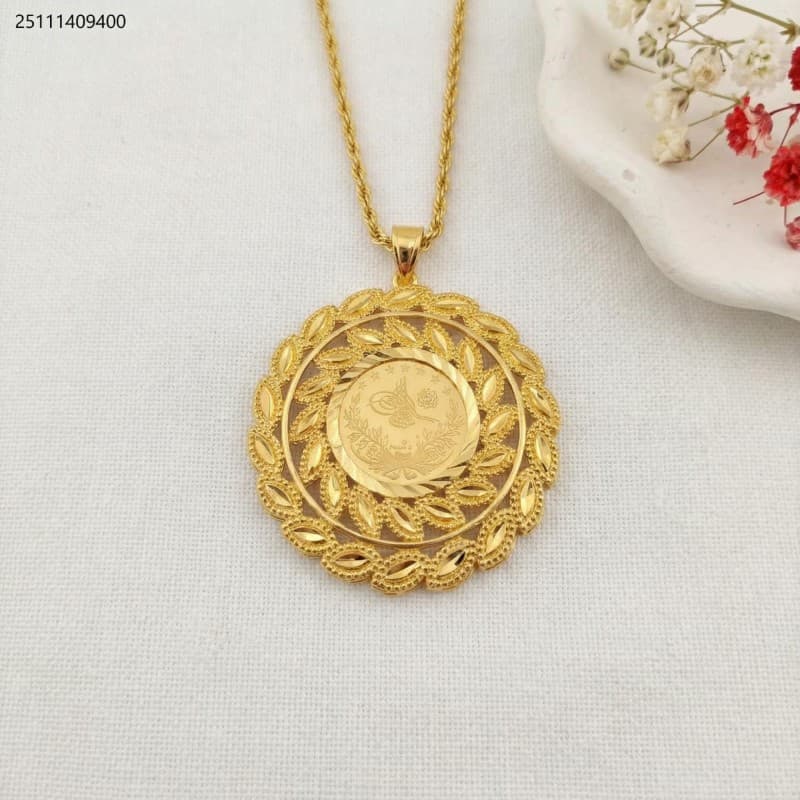 necklace لون ذهبي