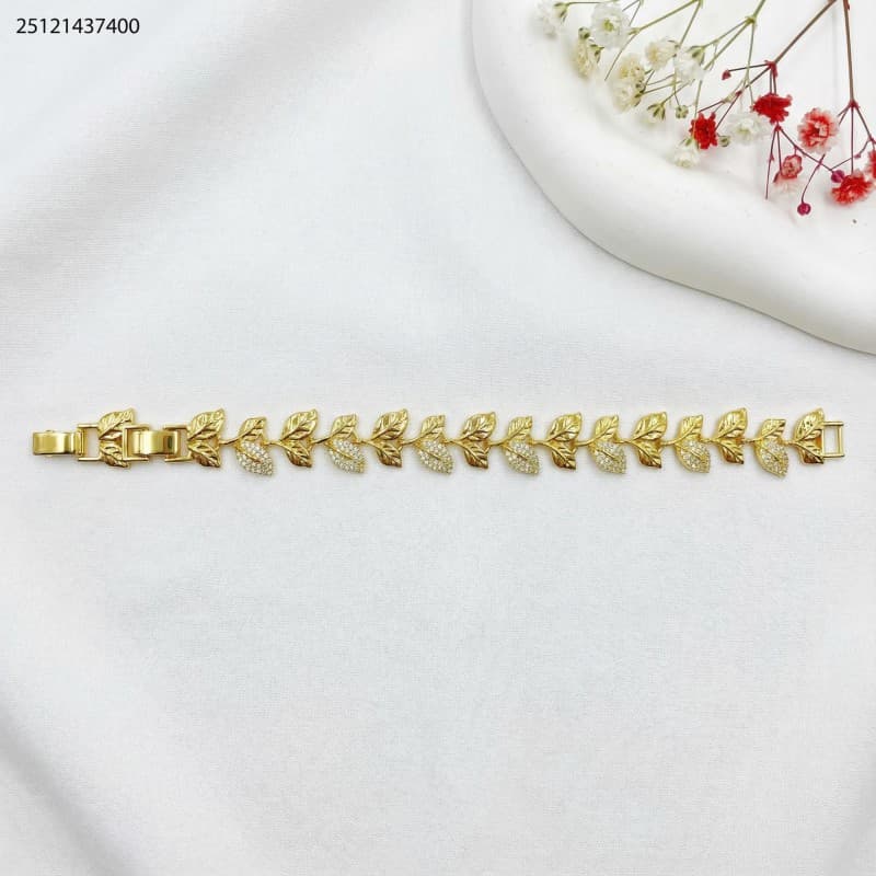 bracelet لون ذهبي