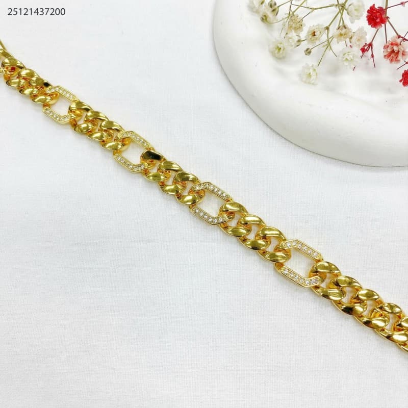 bracelet لون ذهبي