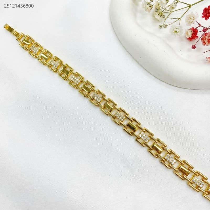 bracelet لون ذهبي