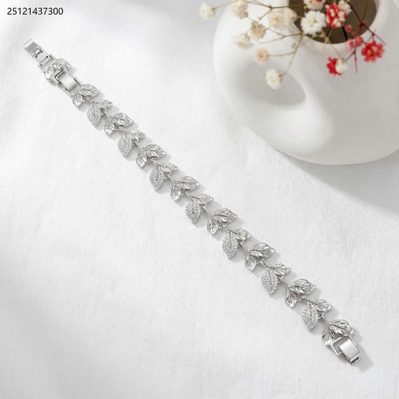 bracelet لون فضي