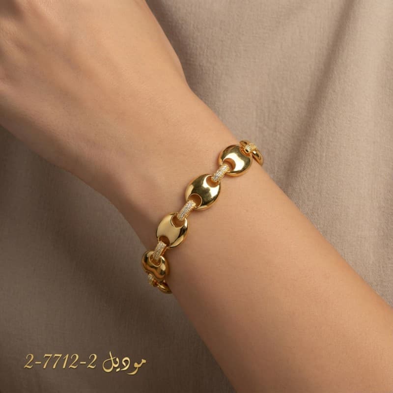 bracelet لون ذهبي