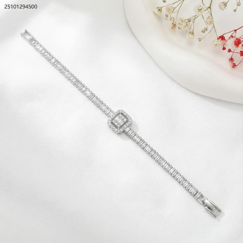 bracelet لون فضي