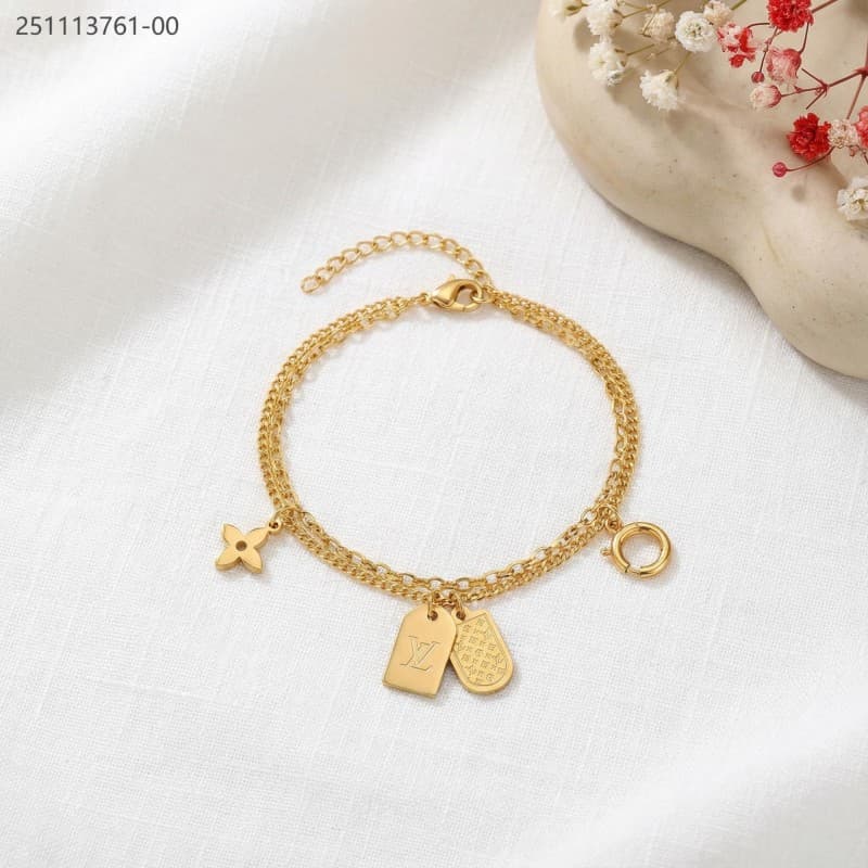 bracelet لون ذهبي
