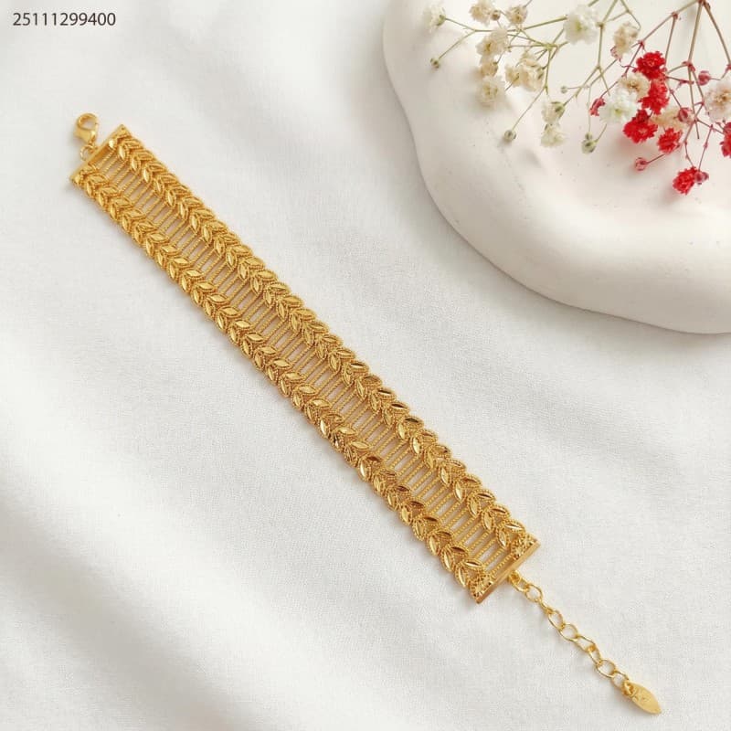 bracelet لون ذهبي