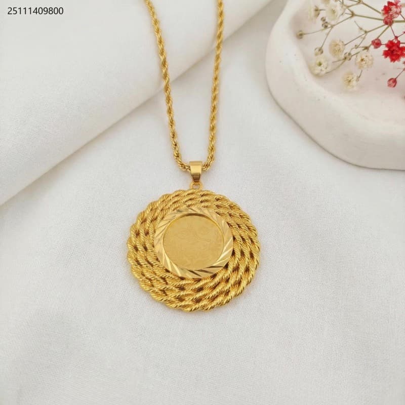necklace لون ذهبي