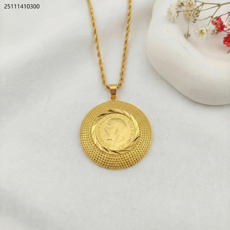 necklace لون ذهبي