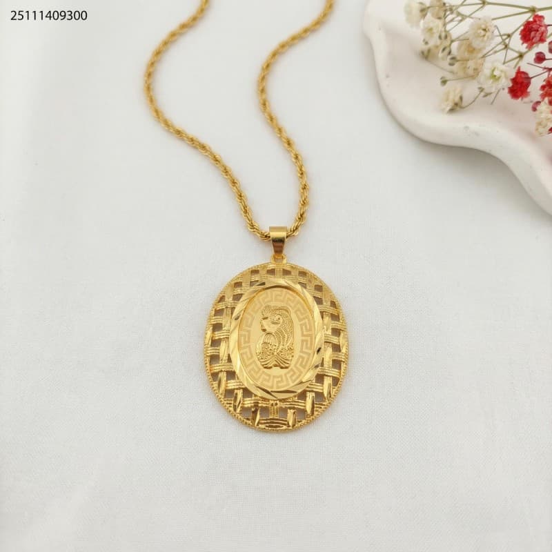 necklace لون ذهبي