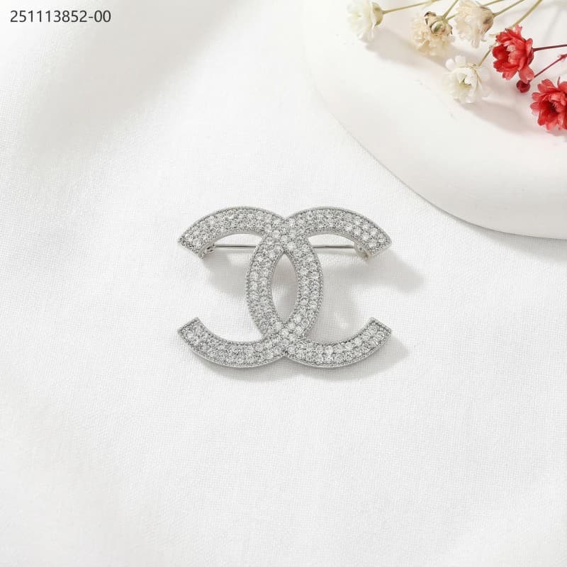 brooch لون ذهبي