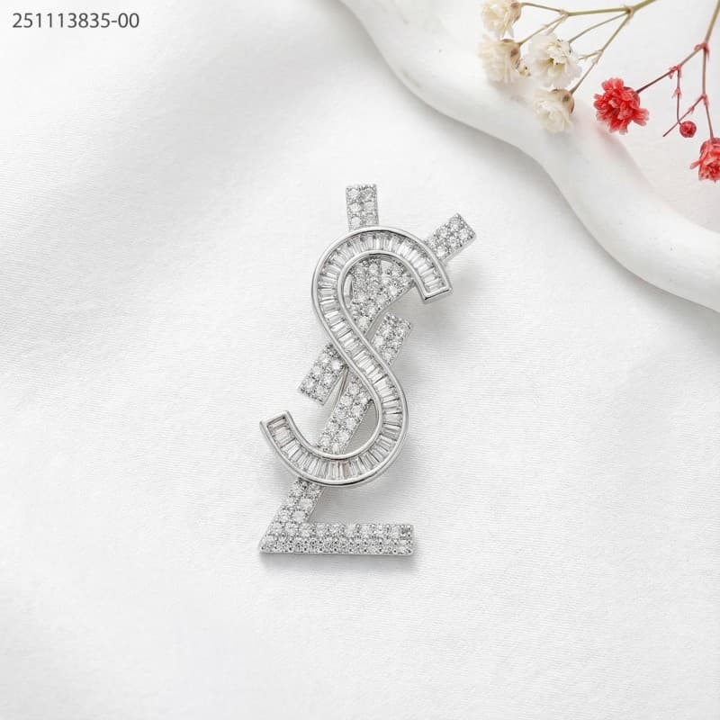 brooch لون ذهبي