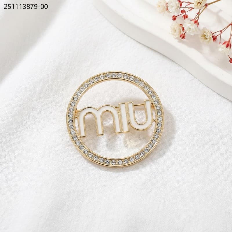 brooch لون ذهبي