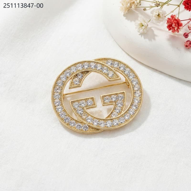 brooch لون ذهبي