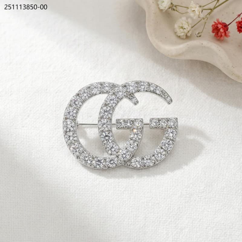 brooch لون ذهبي