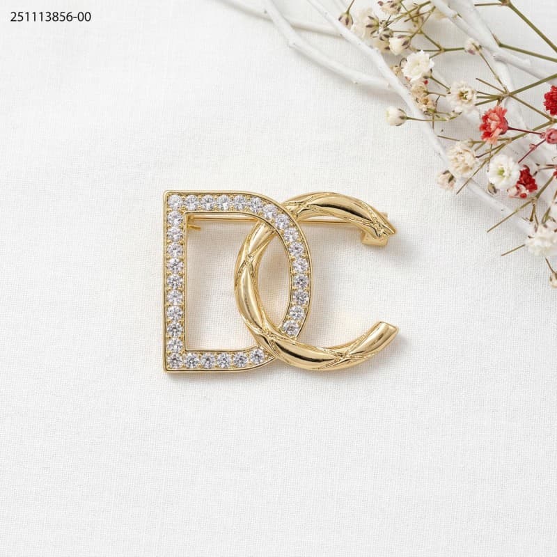 brooch لون ذهبي