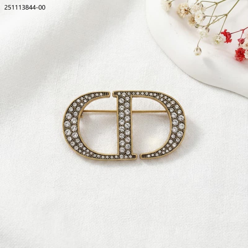 brooch لون ذهبي