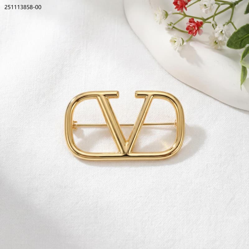 brooch لون ذهبي