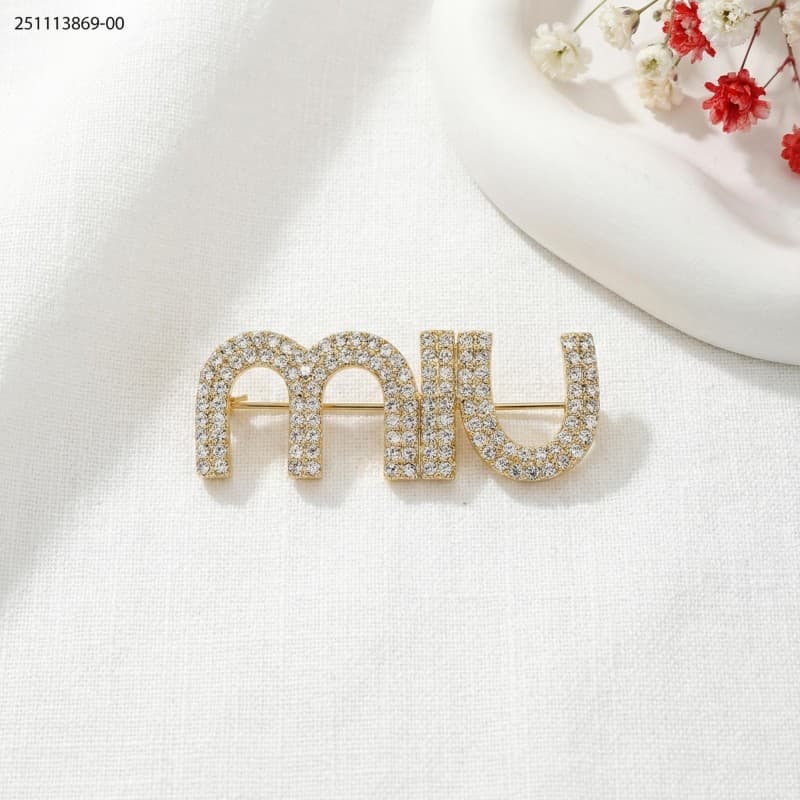 brooch لون ذهبي
