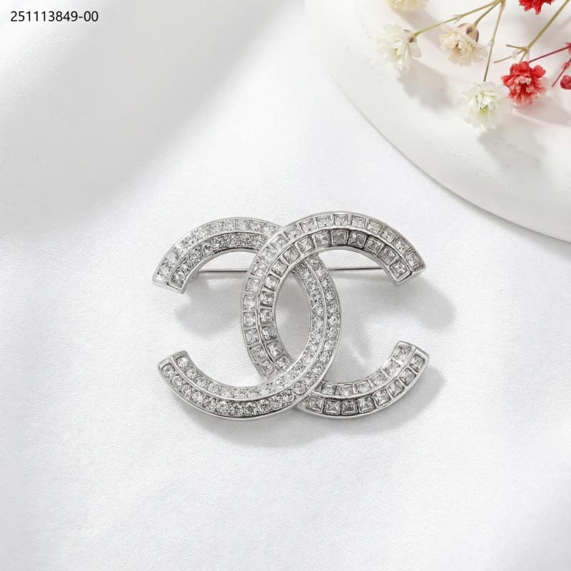 brooch لون ذهبي