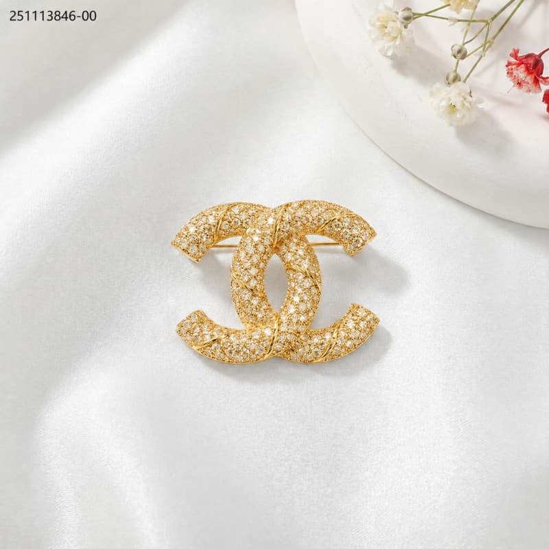 brooch لون ذهبي