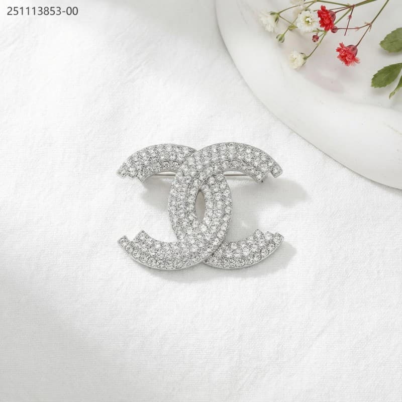 brooch لون ذهبي