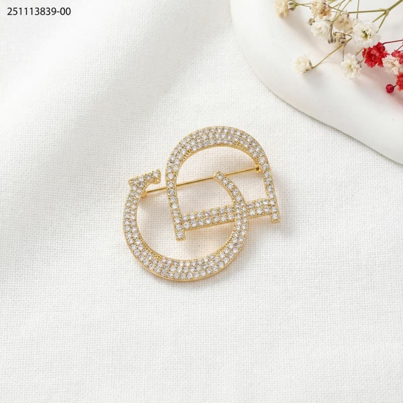 brooch لون ذهبي