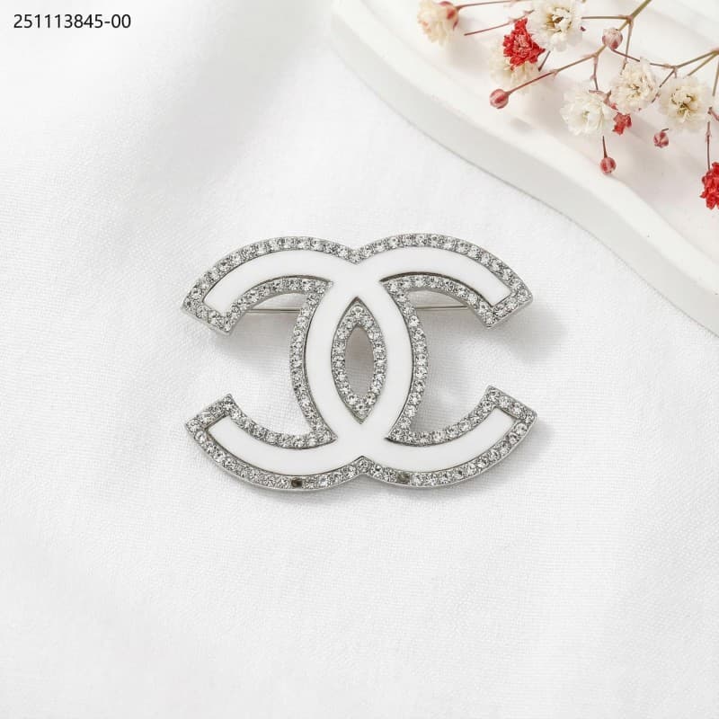 brooch لون ذهبي