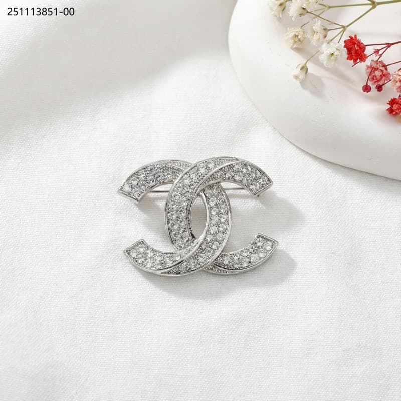 brooch لون ذهبي