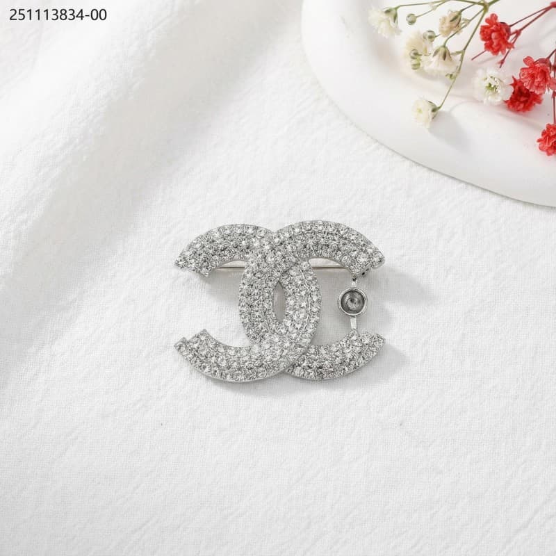 brooch لون ذهبي