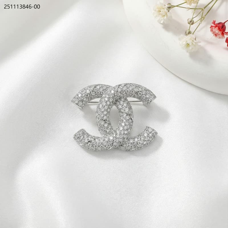 brooch لون فضي 