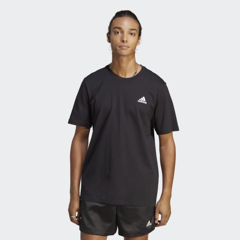 adidas ESSENTIALS SINGLE JERSEY EMBROIDERED SMALL LOGO TEE تيشيرت للشباب لون اسود