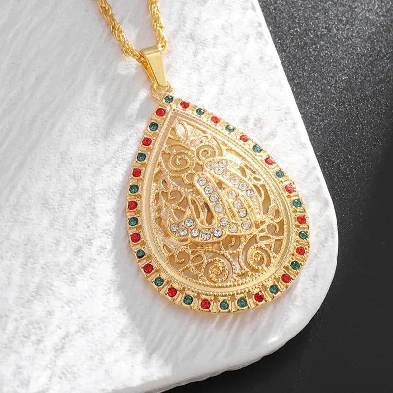 سلسال قلادة على شكل قطرة ماء، منقوش بداخلها اسم الجلالة، ومزينة بأحجار زركون ملونة لامعة
